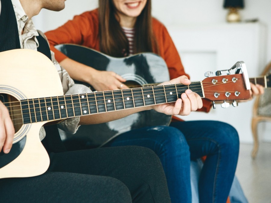 Comment maîtriser les accords de base en guitare pour progresser rapidement ?