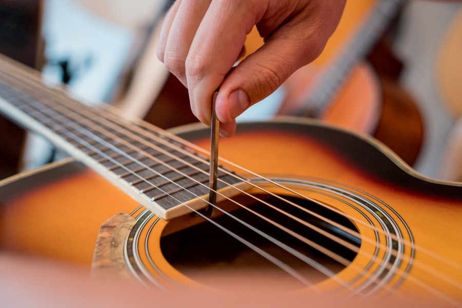 Comment accorder une guitare avec un diapason ?